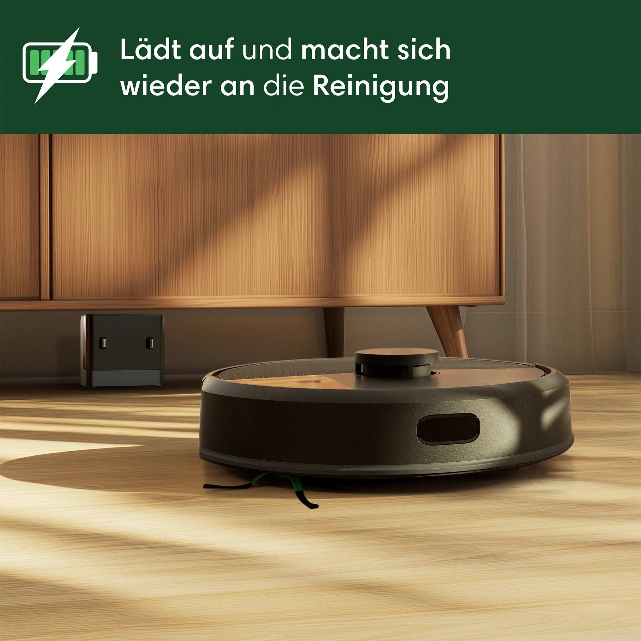 Ein Roboterstaubsauger lädt, mit Text, der anzeigt, dass er bereit zum Reinigen ist. Holzmöbel und eine Ladestation sind zu sehen.