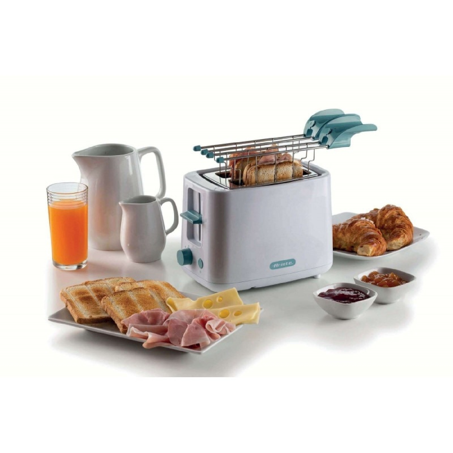 Un tostapane bianco con toast. La colazione comprende croissant, toast, succo, formaggio, prosciutto e marmellata.