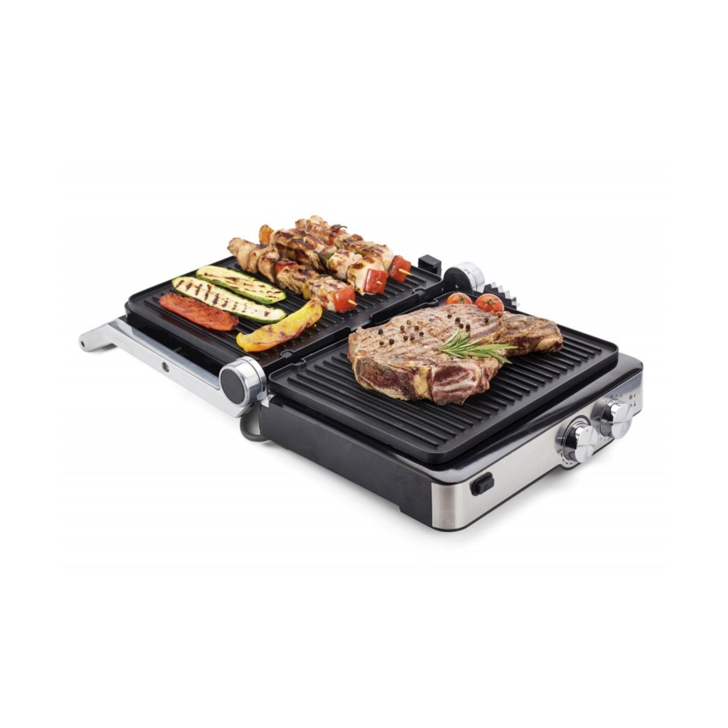 Griglia elettrica con bistecca, verdure e spiedini. La griglia è nera e argento. La bistecca è a destra, verdure e spiedini a sinistra.