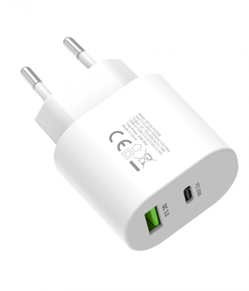 Egy fehér töltő két villával és USB-C porttal. Jelölésekkel rendelkezik, amelyek a kimeneti teljesítményt és a töltési szabványokat jelzik.