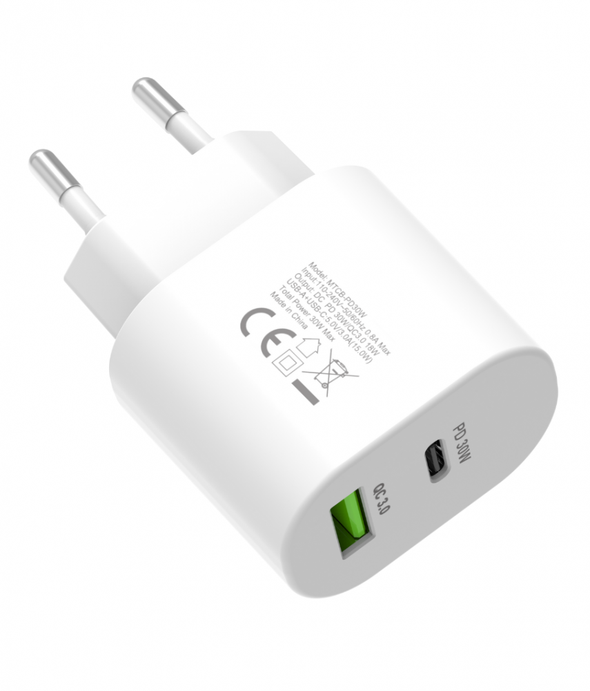 Egy fehér hálózati adapter két csatlakozóval és USB porttal. Van rajta egy zöld QC 3.0 port és egy PD 30W port.