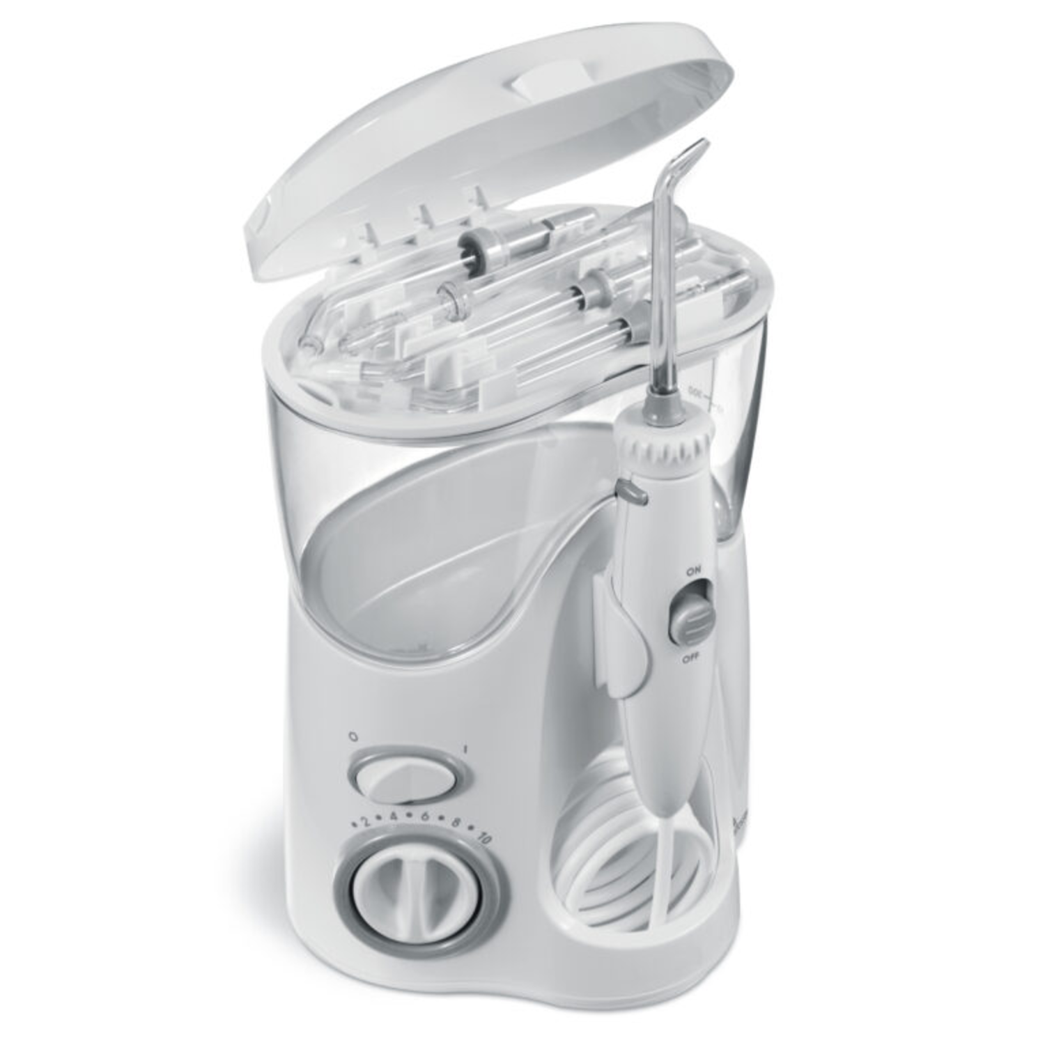 Een witte waterflosser met een open deksel, met nozzles. Het heeft een aan/uit-schakelaar en een draaiknop. Een slang is opgerold.
