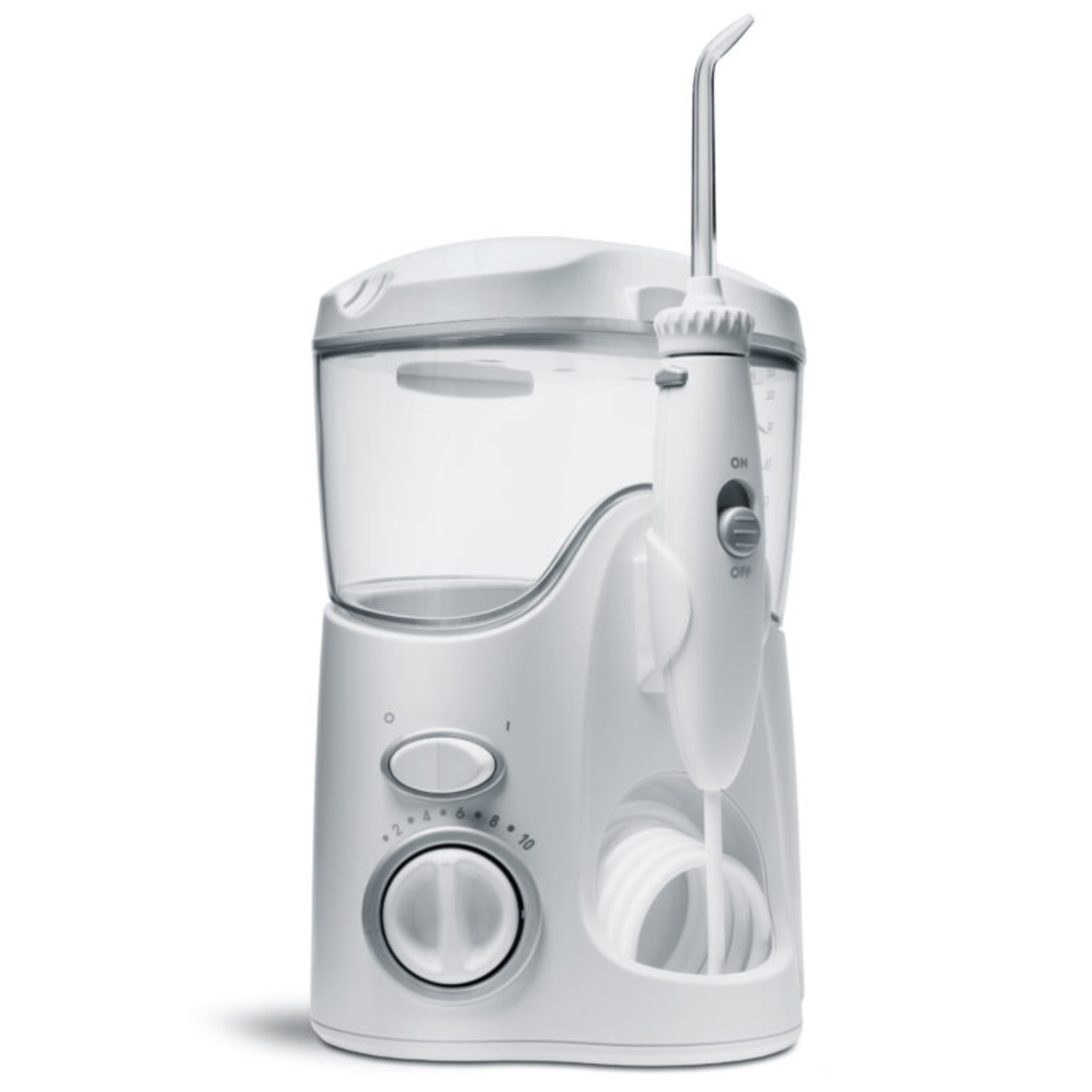 Een witte waterflosser. Het heeft een watertank, bedieningsknoppen en een mondstuk. Een witte buis is ook zichtbaar.
