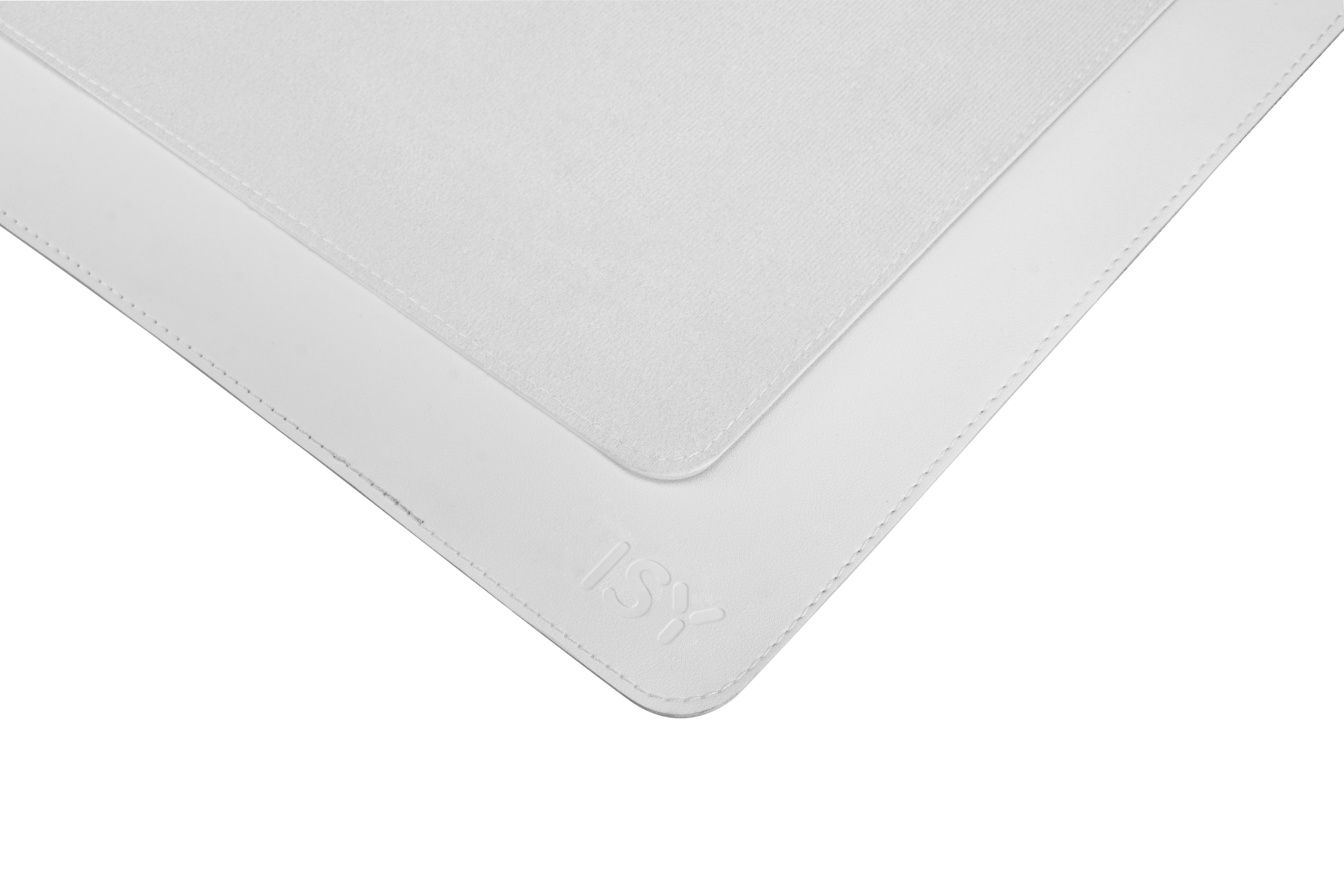 Weißes Schreibtischpad mit strukturierter Oberseite und glattem Rand. ISY-Logo ist geprägt.