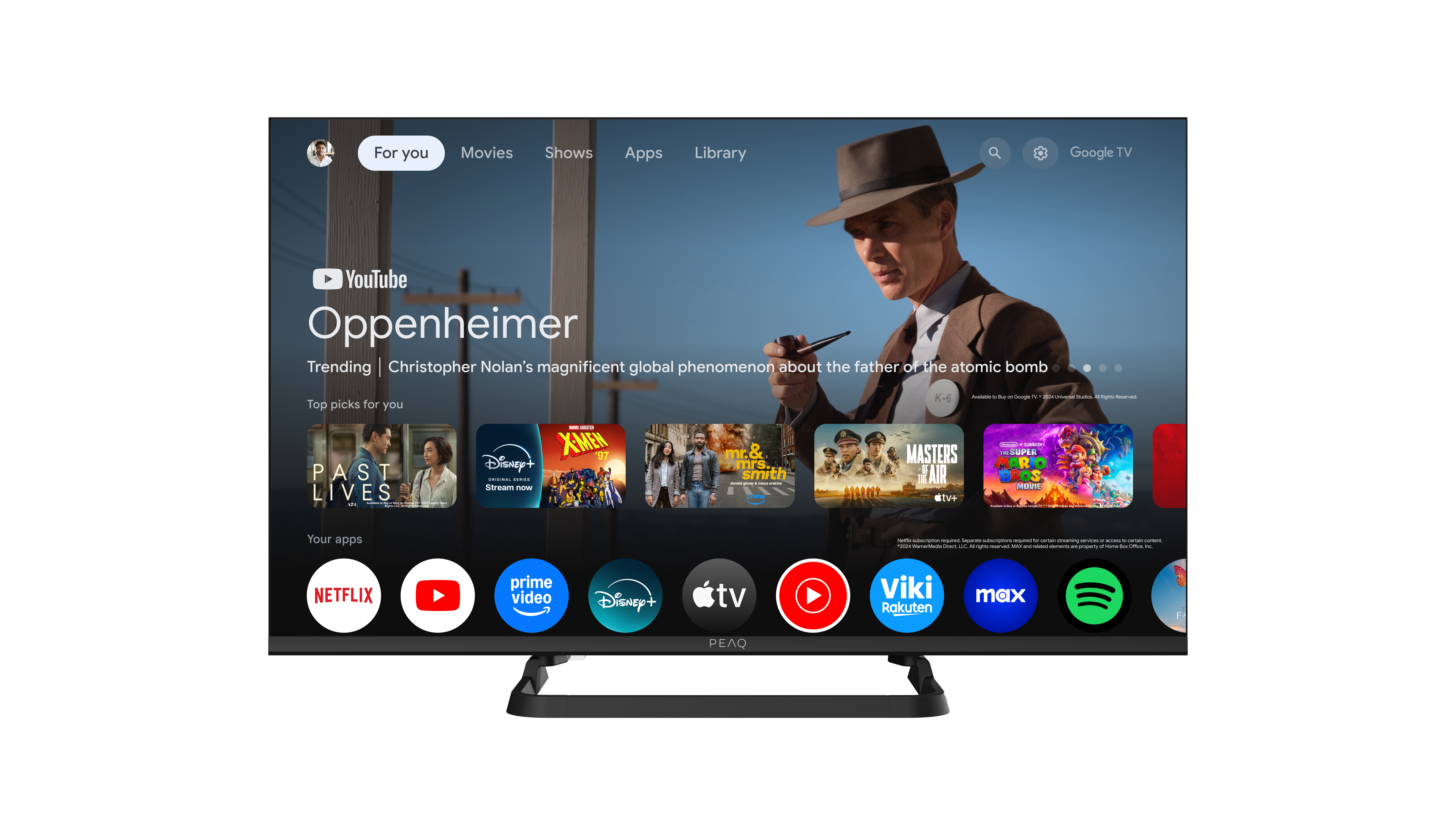 Ein Fernsehbildschirm zeigt den Film Oppenheimer. Apps wie Netflix, YouTube werden angezeigt. Der Fernseher steht auf einem schwarzen Ständer.