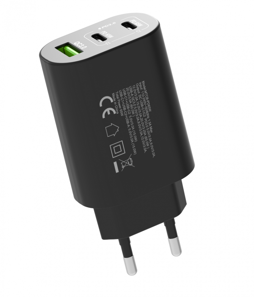 Fekete töltő, két csatlakozóval. USB portokkal és technikai specifikációkkal az oldalán.