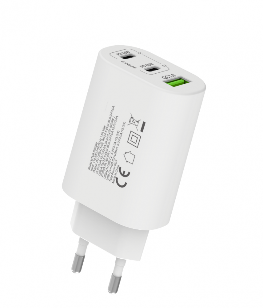 Fehér USB-töltő két tüskével és zöld QC3.0 porttal. PD 65W és PD3.0 jelölésekkel.