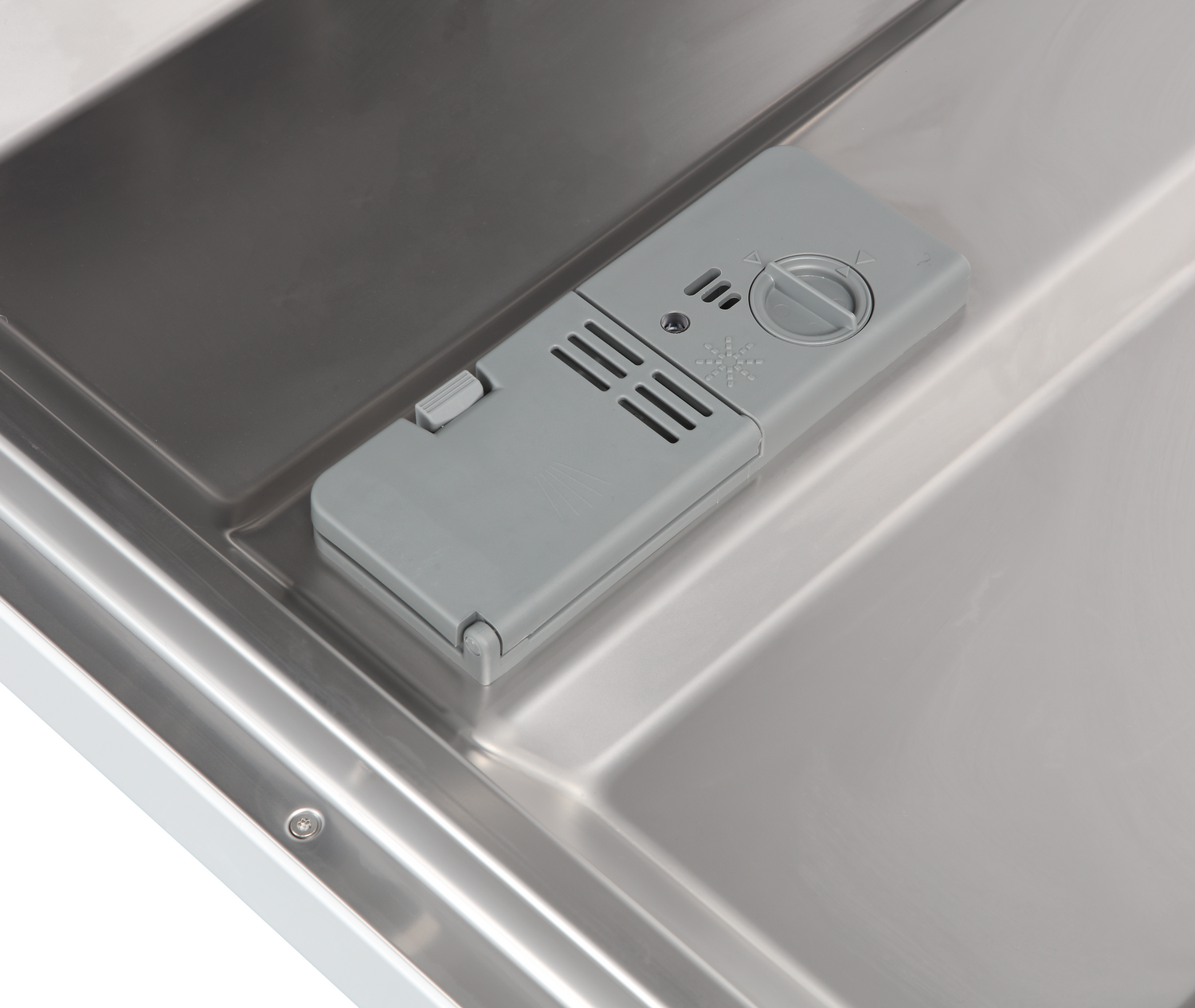 Dentro de un lavavajillas: un dispensador de detergente gris está abierto. El interior de acero inoxidable es brillante.