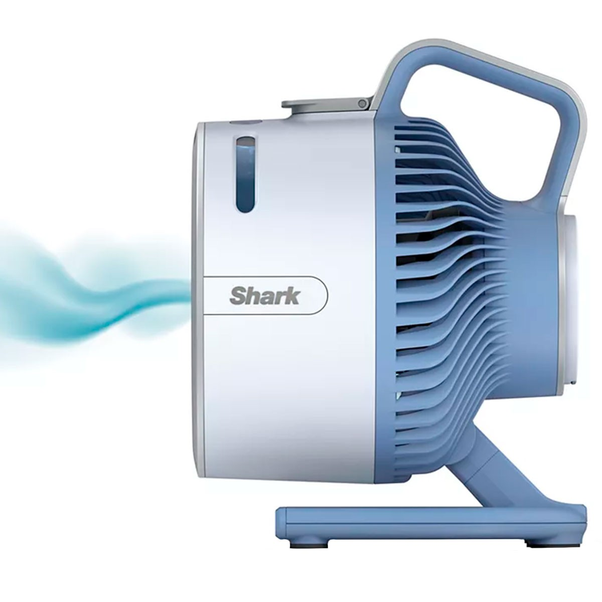 Un ventilador Shark blanco y azul. El aire azul fluye desde el lado. El ventilador tiene un asa y una base.