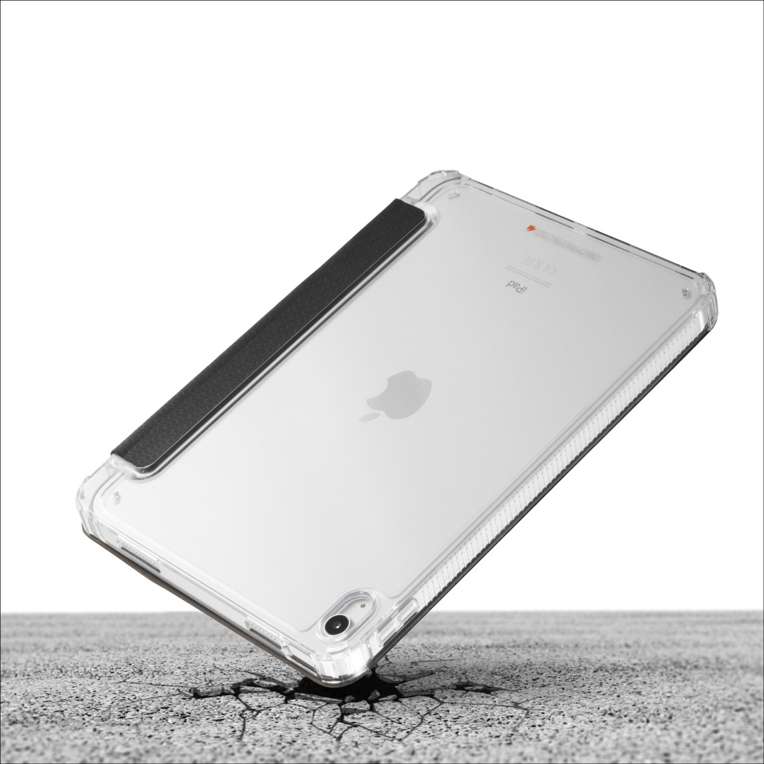 Ein iPad in einer durchsichtigen Hülle lehnt auf einer rissigen Oberfläche. Das iPad ist klar, mit einem schwarzen Balken und einer kleinen Kamera.
