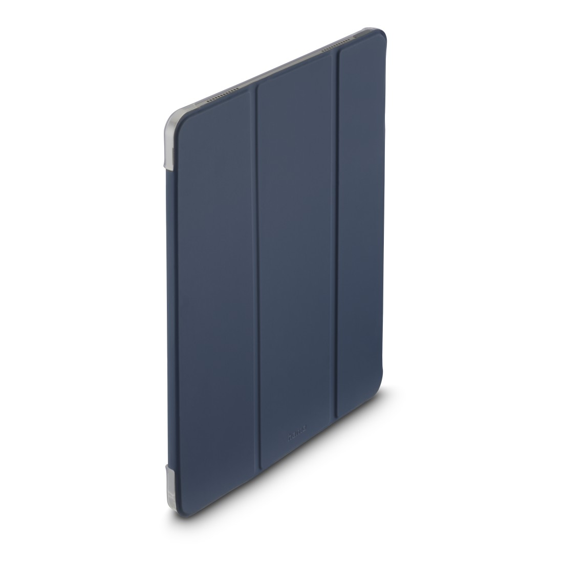 Eine dunkelblaue Tablet-Hülle liegt auf einer weißen Oberfläche. Die Hülle ist abgewinkelt und zeigt die Vorder- und Seite.