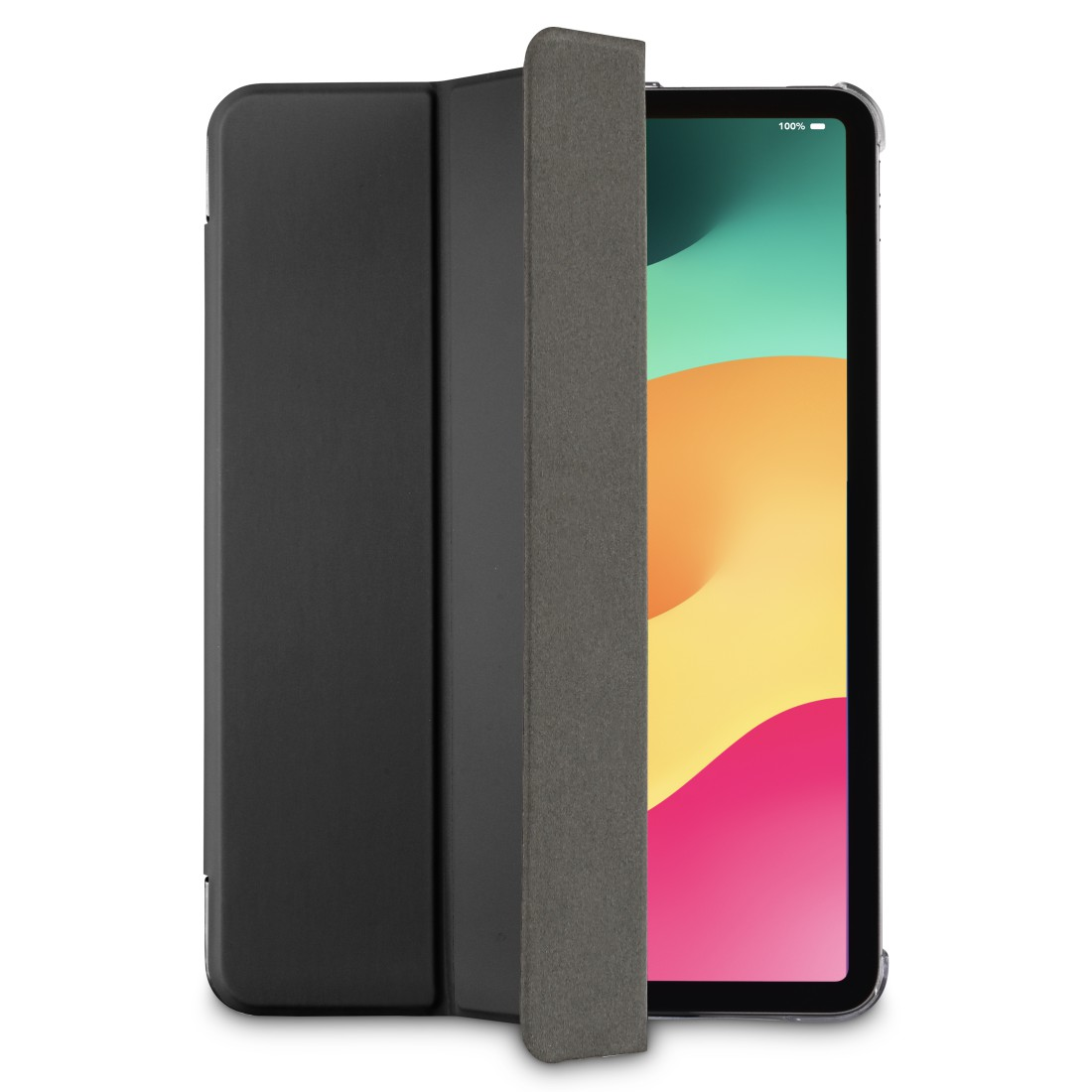 Eine teilweise geöffnete, schwarze Tablethülle, die den Tablet-Bildschirm mit bunten abstrakten Formen zeigt. Die Hülle befindet sich auf weißem Hintergrund.