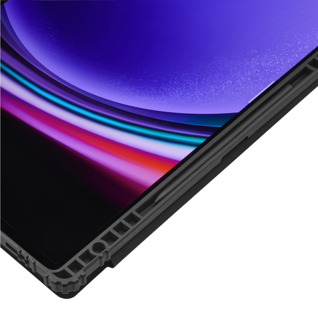 Nahaufnahme eines Tablets mit Stift und Schutzhülle. Der Bildschirm zeigt ein farbenfrohes, abstraktes Design. Der Hintergrund ist weiß.