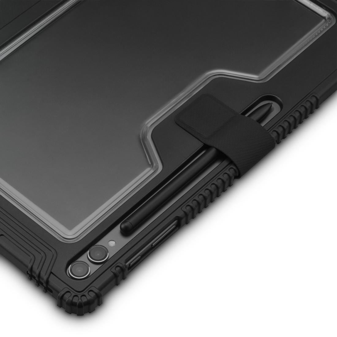 Schwarze Tablethülle mit Stift, gehalten von einem schwarzen Riemen. Die Hülle hat eine transparente Abdeckung. Der Hintergrund ist weiß.