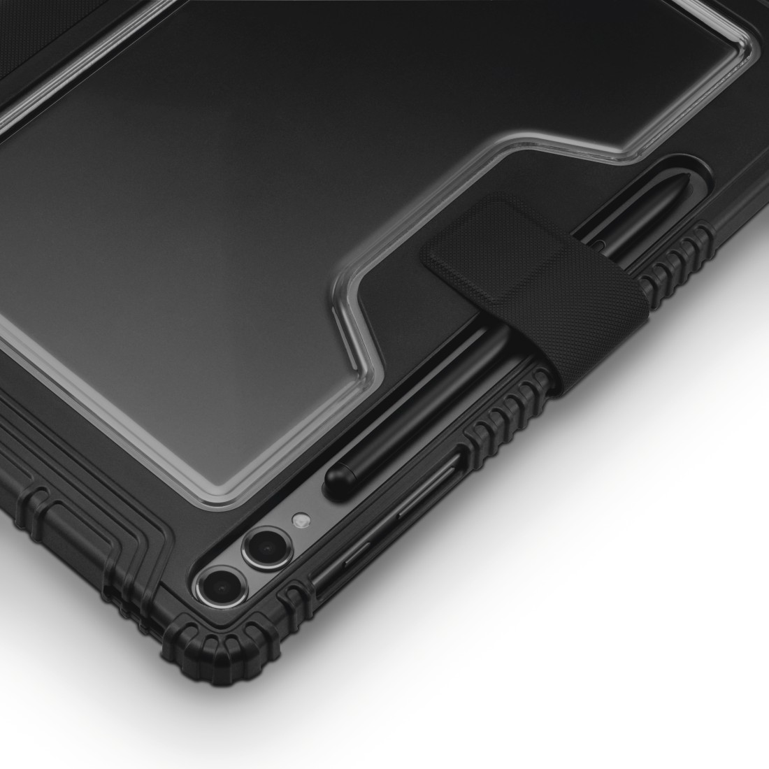 Schwarzes Tablet mit Stift. Das Tablet befindet sich in einer Schutzhülle mit Riemen. Der Hintergrund ist weiß.