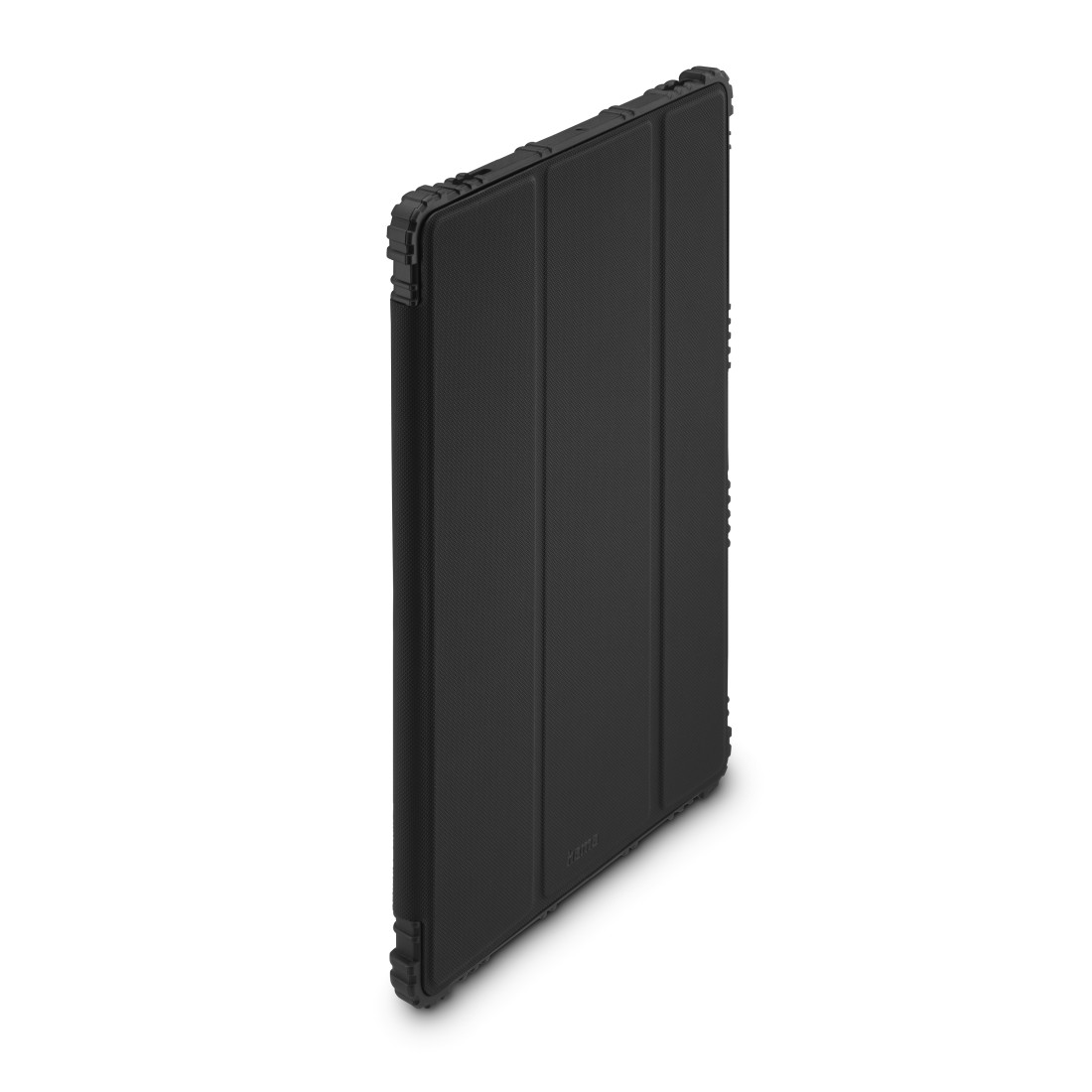 Gezeigt wird eine schwarze Tablet-Hülle. Sie ist geschlossen und angewinkelt, mit strukturierter Oberfläche und 'hama' Logo.