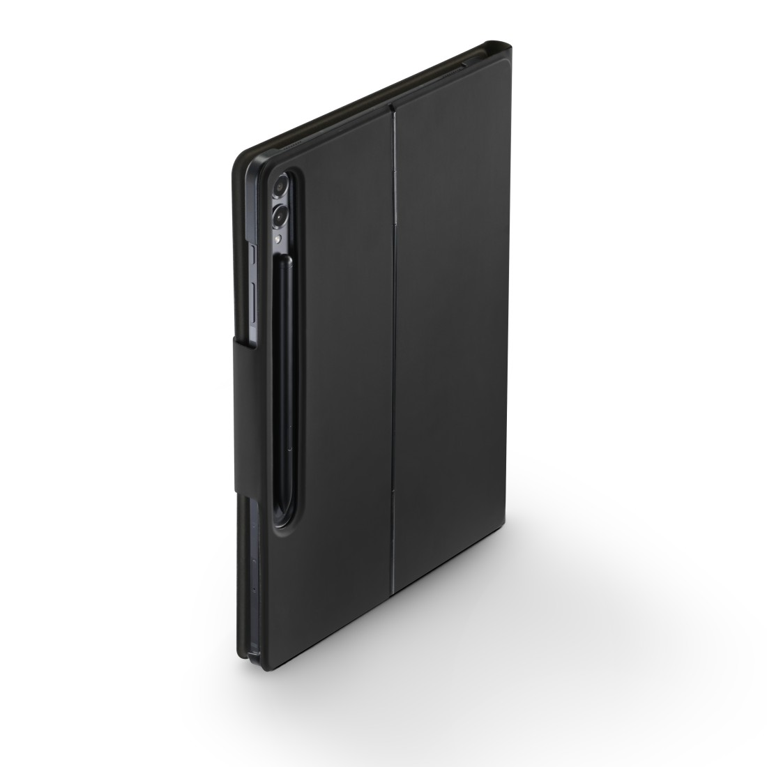 Ein schwarzes Tablet mit Hülle, aufrecht stehend. Ein Stift ist angebracht. Der Hintergrund ist weiß.