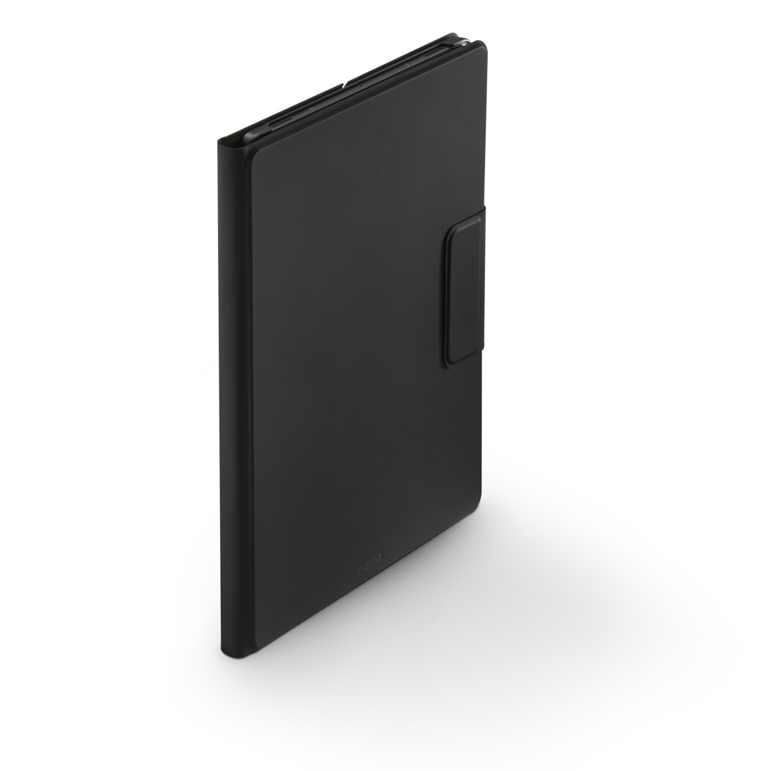Eine schwarze Tablethülle steht auf weißem Untergrund und wirft einen Schatten. Die Hülle ist mit einem Magnetverschluss geschlossen. Der Markenname ist sichtbar.