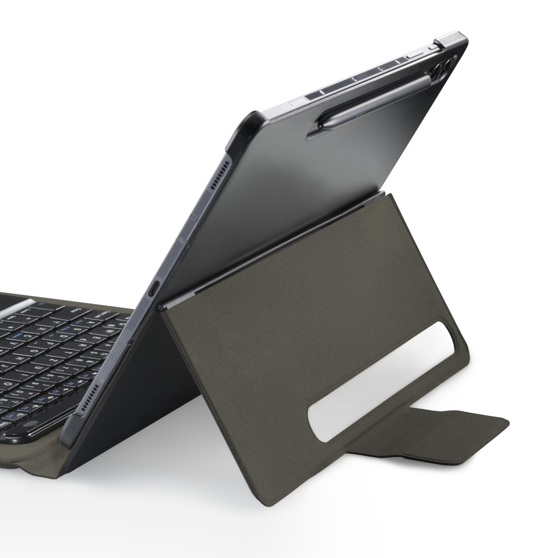 Ein schwarzes Tablet mit Tastaturhülle, auf einer weißen Oberfläche aufgestellt. Ein Stift ist am Tablet befestigt.
