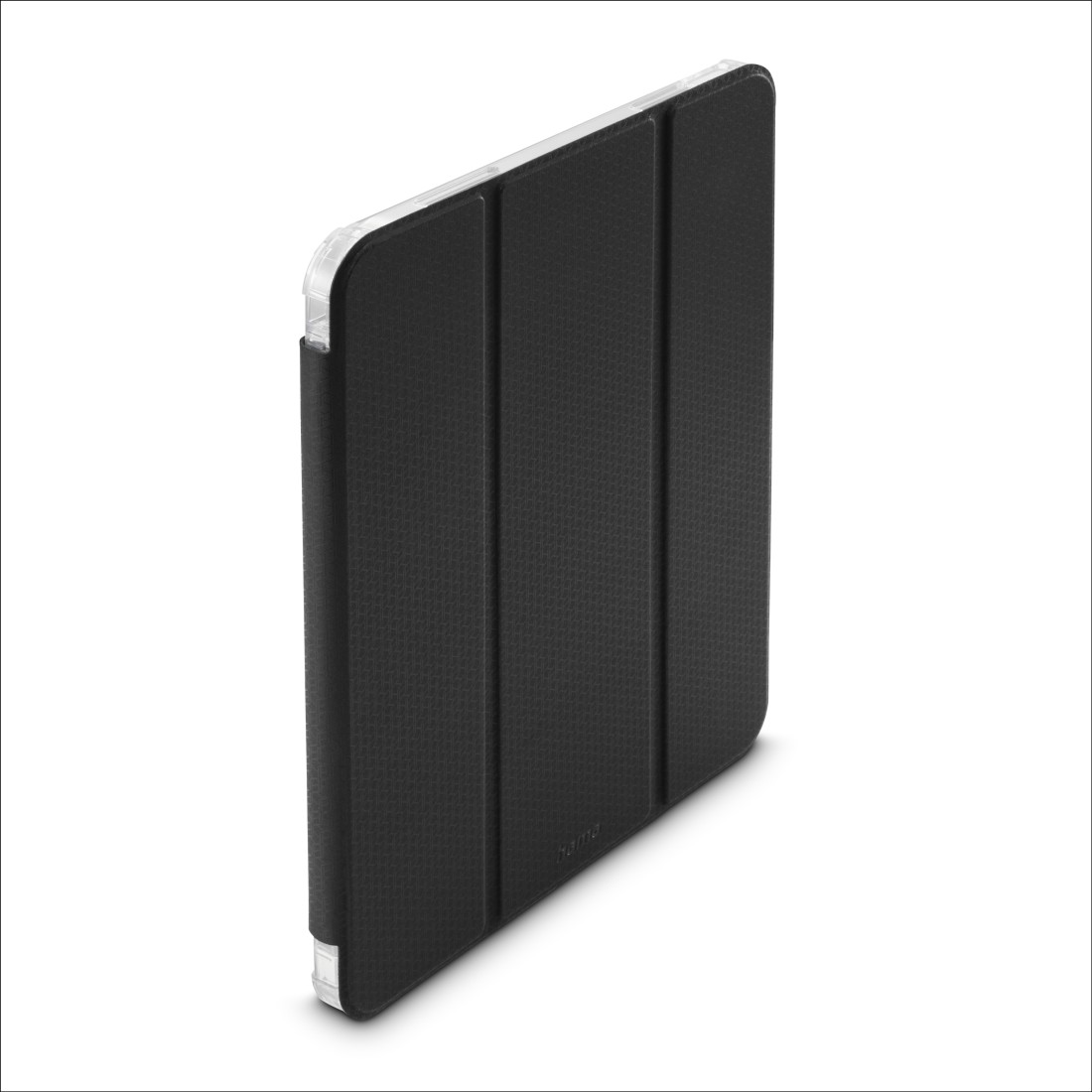 Eine schwarze Tablet-Hülle ist leicht angewinkelt zu sehen. Die Hülle ist geschlossen. Der Markenname 'hama' ist sichtbar. Die Ränder sind klar.