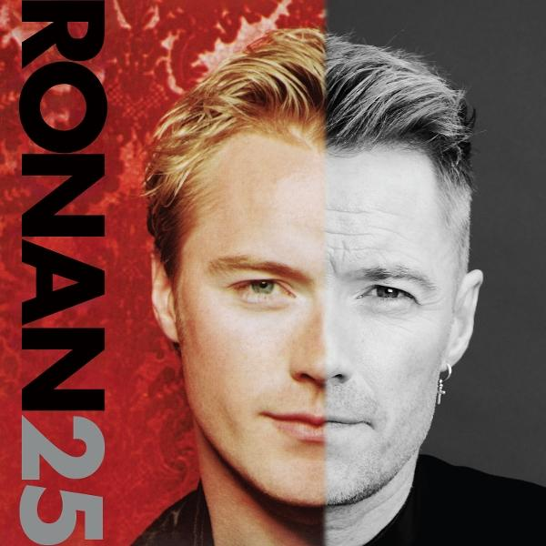 Un portrait divisé d'un homme. Un côté est jeune, en couleur, l'autre vieilli, en niveaux de gris. Fond rouge avec texte RONAN25.