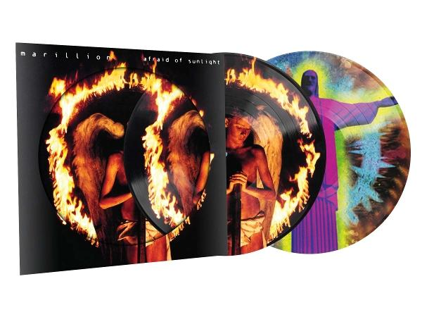 Albumcover mit Schallplatten: Flammen umgebene Figuren und eine Figur mit ausgestreckten Armen. Text: 'Marillion' und 'Afraid of Sunlight'.