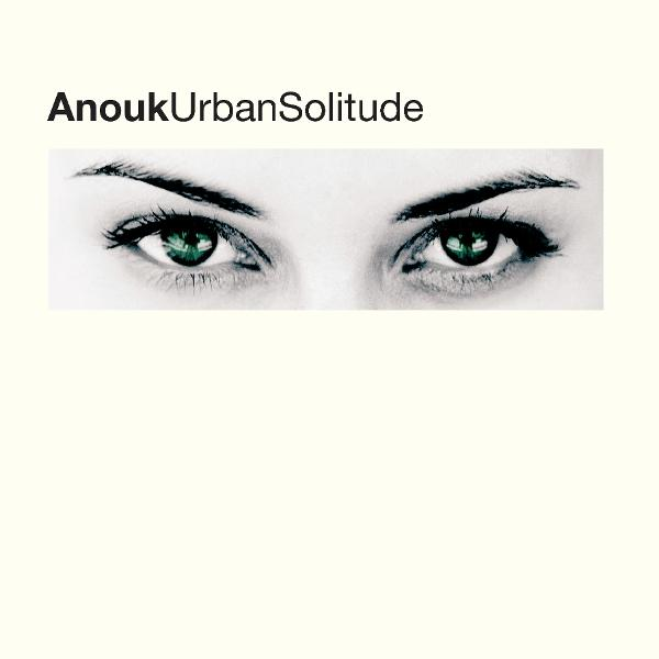 Nahaufnahme von zwei Augen mit grünen Iris und dunklen Wimpern. Oben steht der Text 'AnoukUrbanSolitude'.