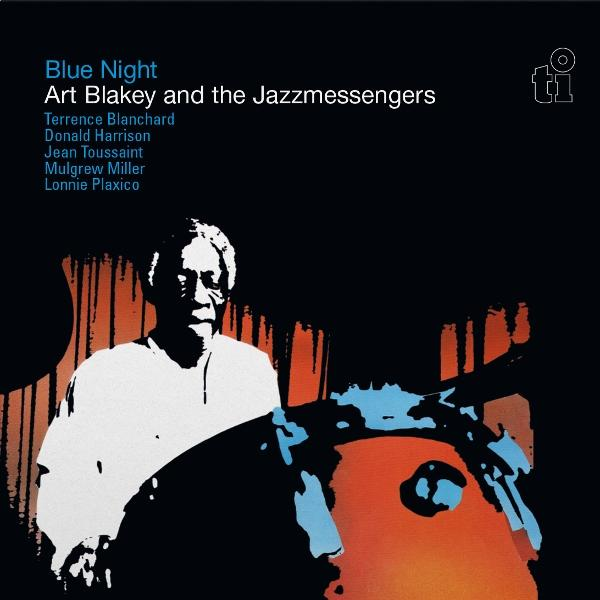 Albumcover für "Blue Night" von Art Blakey. Zeigt ein schwarz-oranges Bild eines Musikers vor einem Schlagzeug.