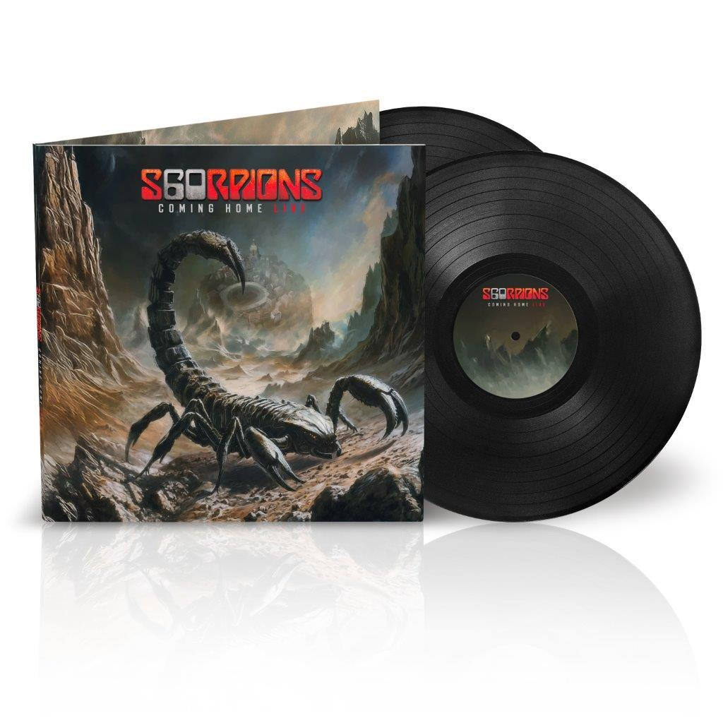 Albumcover mit Skorpion, Album-Artwork für Coming Home. Zwei Vinyl-Schallplatten neben dem Album. Dunkler Landschaftshintergrund.