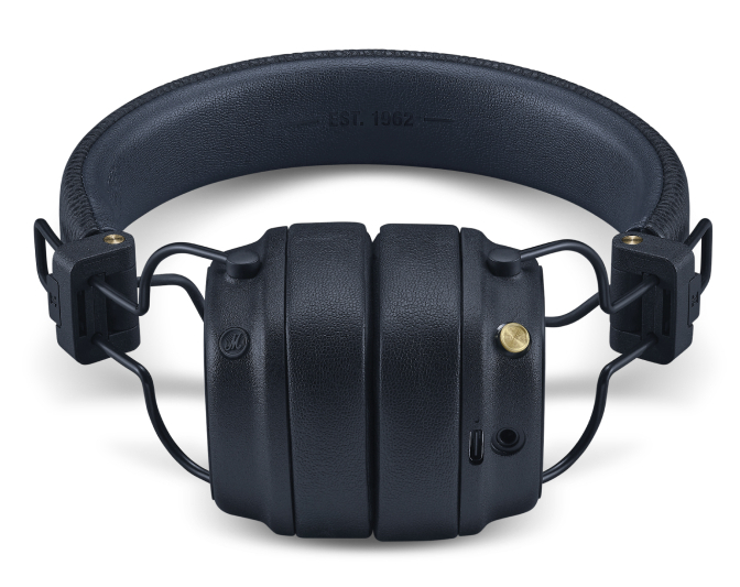 Czarne słuchawki Marshall na białym tle. Posiadają nauszniki, pałąk z napisem 'Est. 1962' i złote akcenty.