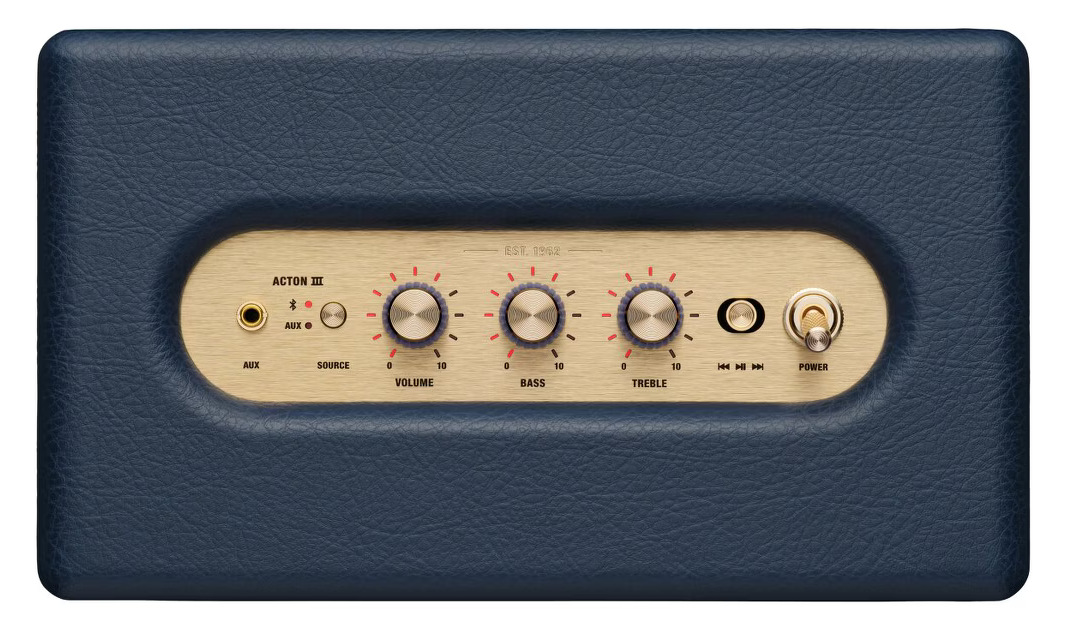 Granatowy głośnik Marshall Acton III. Posiada złoty panel sterowania z pokrętłami i przyciskami do regulacji głośności, basów, tonów wysokich i zasilania.