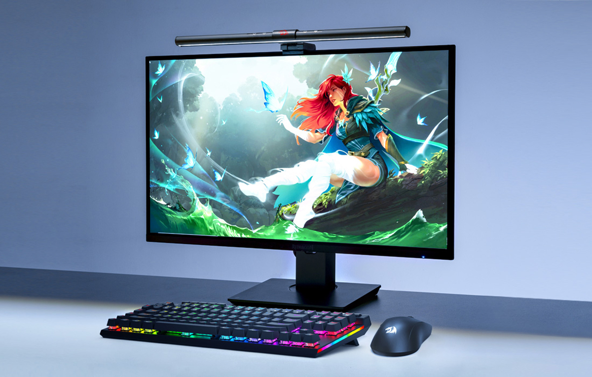 Konfiguracja do gier z monitorem, grafiką fantasy, klawiaturą, myszą i lampą biurkową. Niebieskie tło.