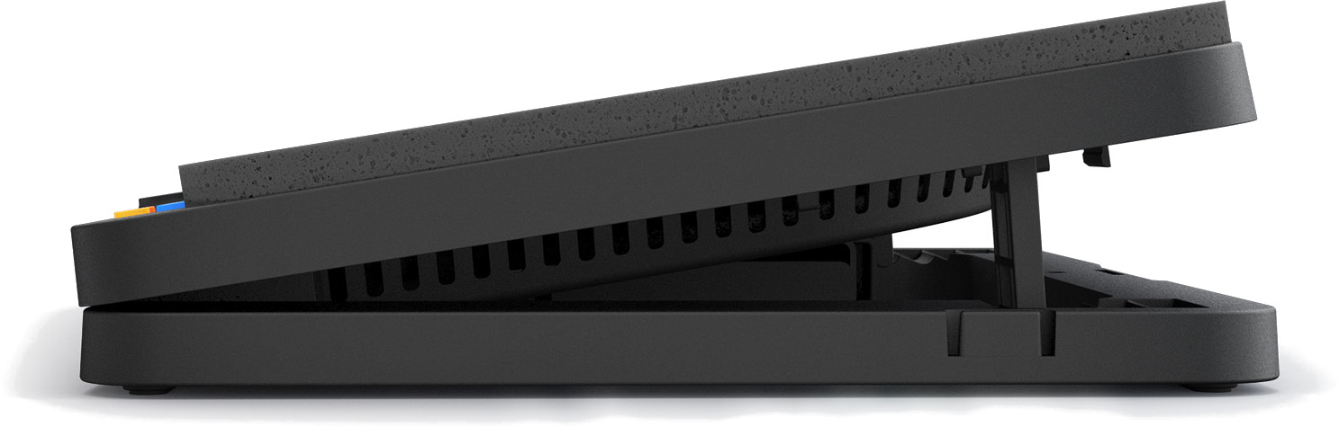 Widok z boku czarnego, kątowego urządzenia. Ma teksturowaną górną powierzchnię i szczeliny wentylacyjne. Widoczne są małe kolorowe przyciski.