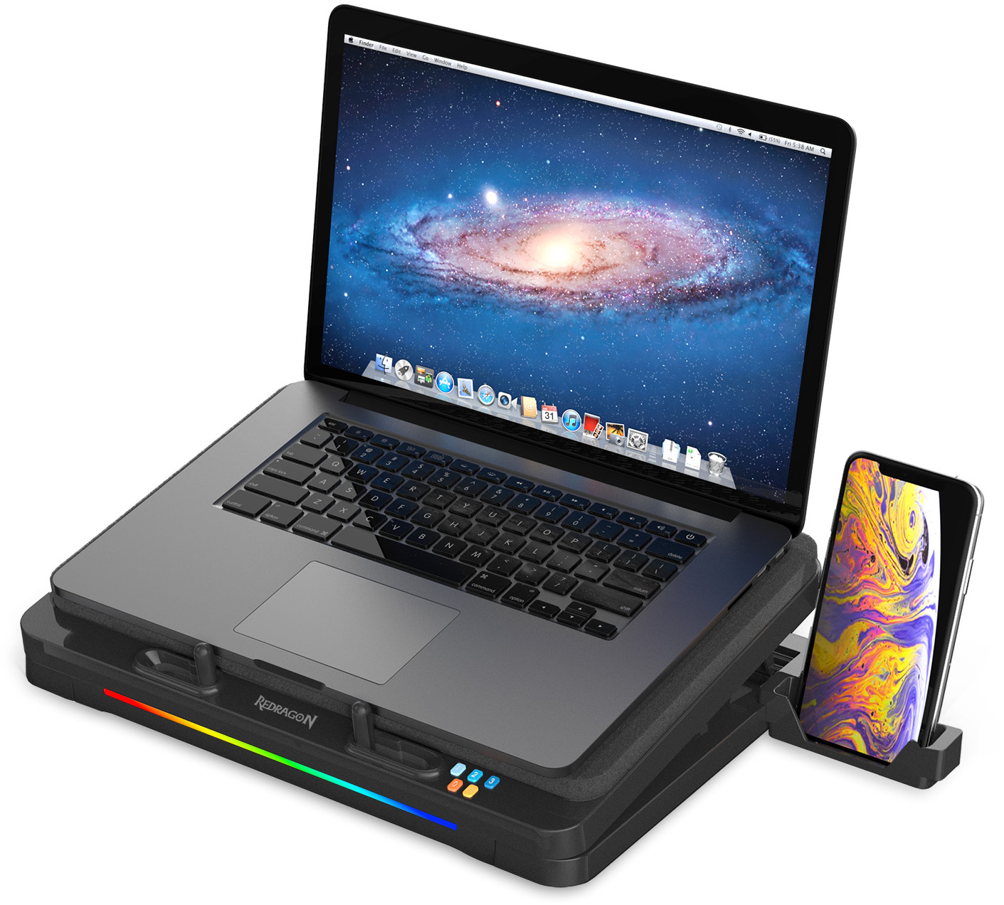 Laptop na podkładce chłodzącej ze smartfonem. Tapeta galaktyki na ekranie. Logo Redragon na podkładce.