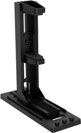 Czarny, kątowy stojak. Ma podstawę z trzema okrągłymi otworami i pionowe podparcie z półką i górnym uchwytem.