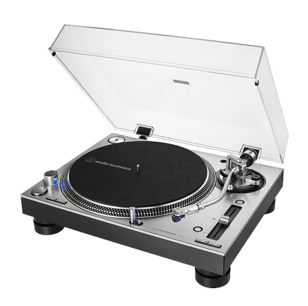 Srebrny gramofon Audio-Technica z czarną płytą, otwartą przezroczystą pokrywą i srebrnym ramieniem. Czarna podstawa.