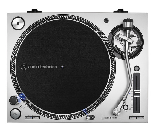 Srebrny gramofon Audio-Technica. Posiada czarny talerz, srebrne ramię oraz różne pokrętła i suwaki sterowania.