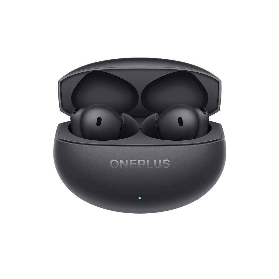 Ciemnoszara obudowa słuchawek OnePlus jest otwarta, ukazując dwie słuchawki. Na obudowie widnieje napis 'ONEPLUS'. Świeci się mała zielona dioda.