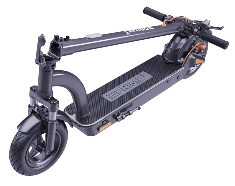 Szary skuter elektryczny z czarną kierownicą, teksturowanym pokładem i przednim kołem. Widoczna nazwa marki.
