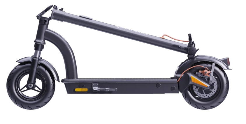 Szary skuter elektryczny pokazany z profilu. Ma czarne opony, składaną ramę i pomarańczowe elementy hamulcowe.