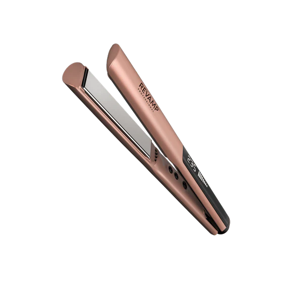 Różowo-złota prostownica do włosów Revamp, otwarta, pod kątem. Płytki są srebrne. Uchwyt pokazuje temperaturę. Czarne tło.