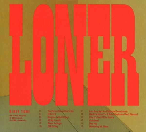 Albumcover mit großem rotem Text „LONER“ auf gelb-grünem Hintergrund. Kleiner Text mit Songtiteln und Credits ist ebenfalls sichtbar.