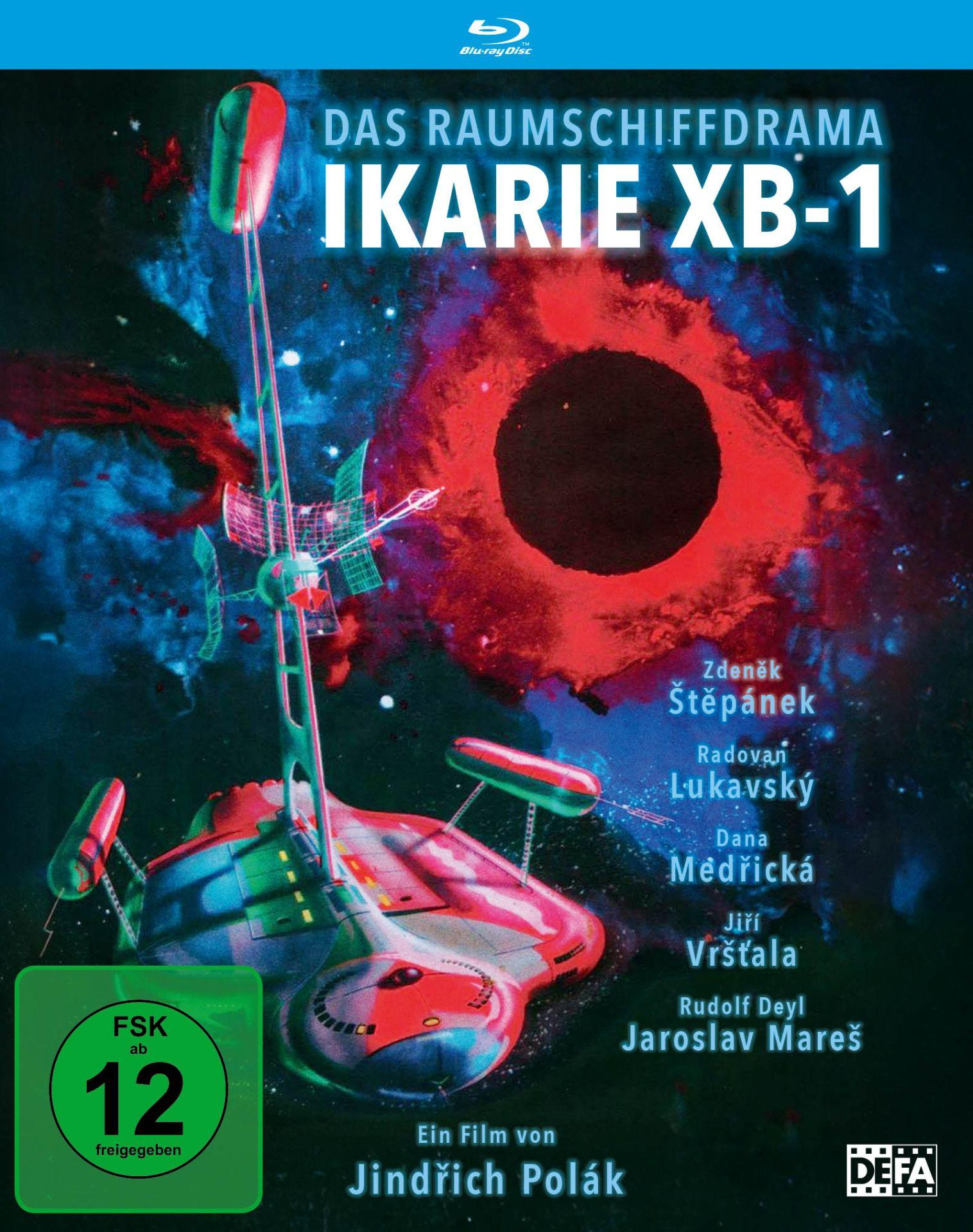 Filmposter für Ikarie XB-1. Ein Raumschiff fliegt auf einen roten Nebel mit einem schwarzen Loch zu. Der Titeltext ist weiß und fett.