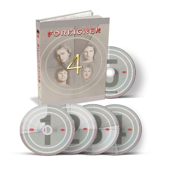 Foreigner 4 Album. Box-Set mit Albumcover, das Bandmitglieder und die Zahl 4 zeigt. Fünf CDs mit den Nummern 1 bis 5.