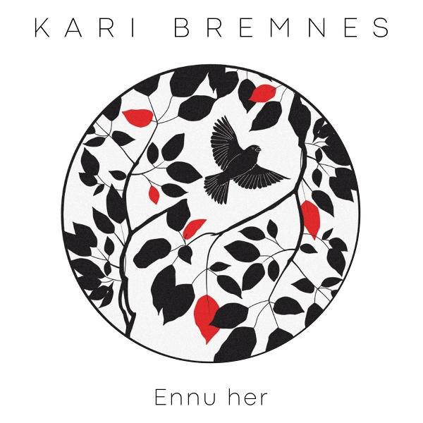 Schwarzer Vogel fliegt in einem Kreis mit schwarzen Blättern und roten Akzenten. Text oben: Kari Bremnes. Text unten: Ennu her.