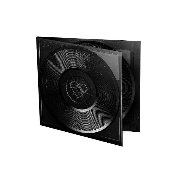 Schwarze Schallplatten in einer Hülle, auf der ersten Platte gerissen, Albumtitel lautet "STUNDE NULL".