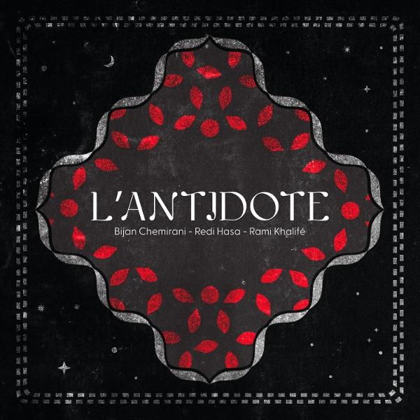Schwarzer Hintergrund mit dekorativem Rahmen. In der Mitte eine dunkle Form mit roten blattartigen Designs und dem Text "L'ANTIDOTE".