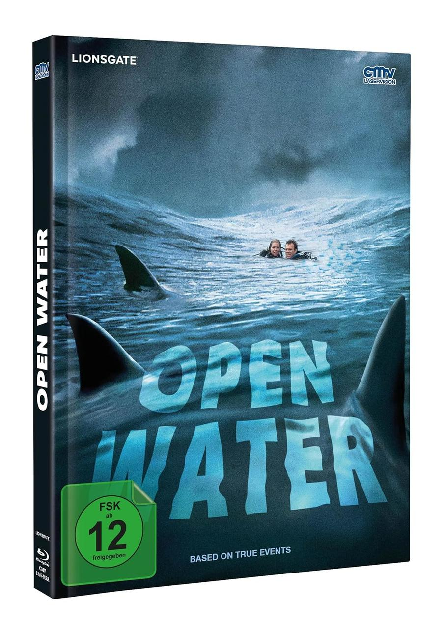 Filmcover. Haie im Wasser. Zwei schwimmende Personen. Titel 'OPEN WATER' in großen blauen Buchstaben. Bewertung: 12.
