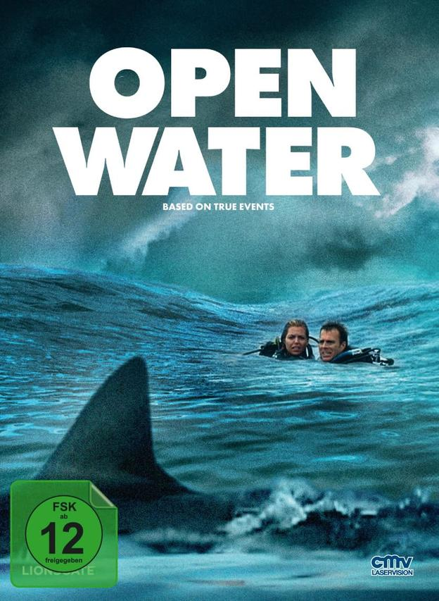 Filmplakat für Open Water. Haifischflosse im Wasser mit Tauchern. Text: OPEN WATER basiert auf wahren Begebenheiten.