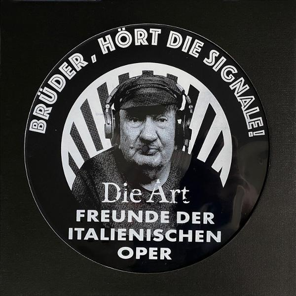 Ein schwarz-weißer Knopf mit einem Mann mit Kopfhörern. Der Text lautet 'Brüder, hört die Signale!' und 'Die Art Freunde der italienischen Oper'.